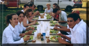 Avant le spectacle, les serveurs et les artistes se restaurent...